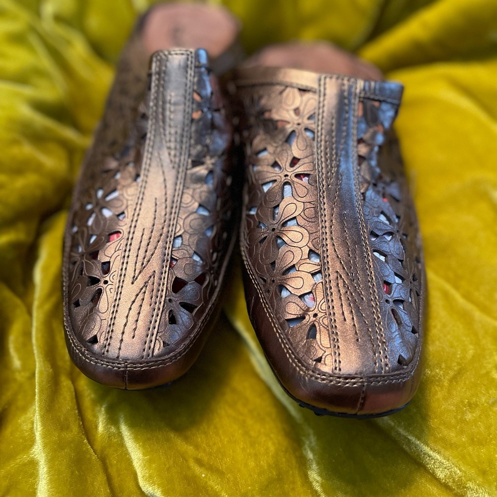 White Mountain Bronze Floral Cutout Deeka Mules - Picture 2 of 5